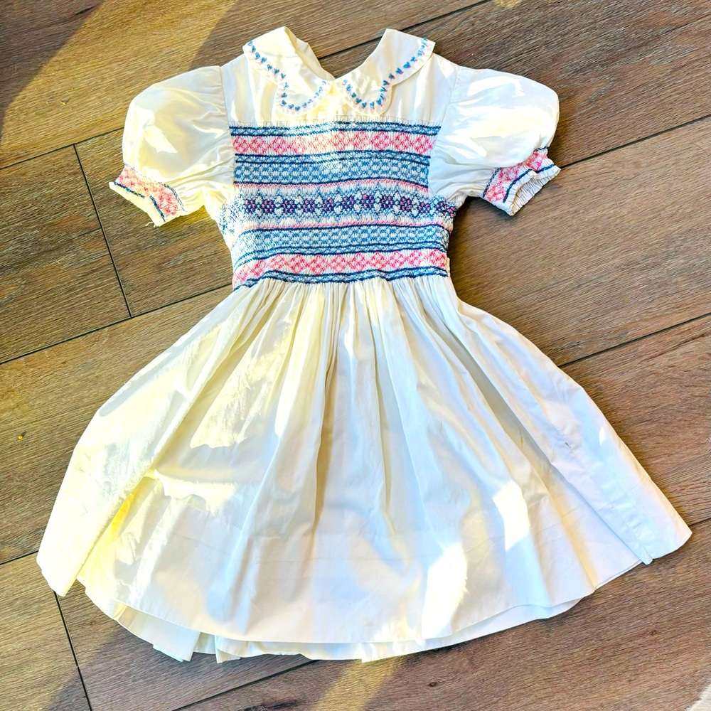 Child’s lovely smocked dress in perfect brand new condition !🌸🛍️